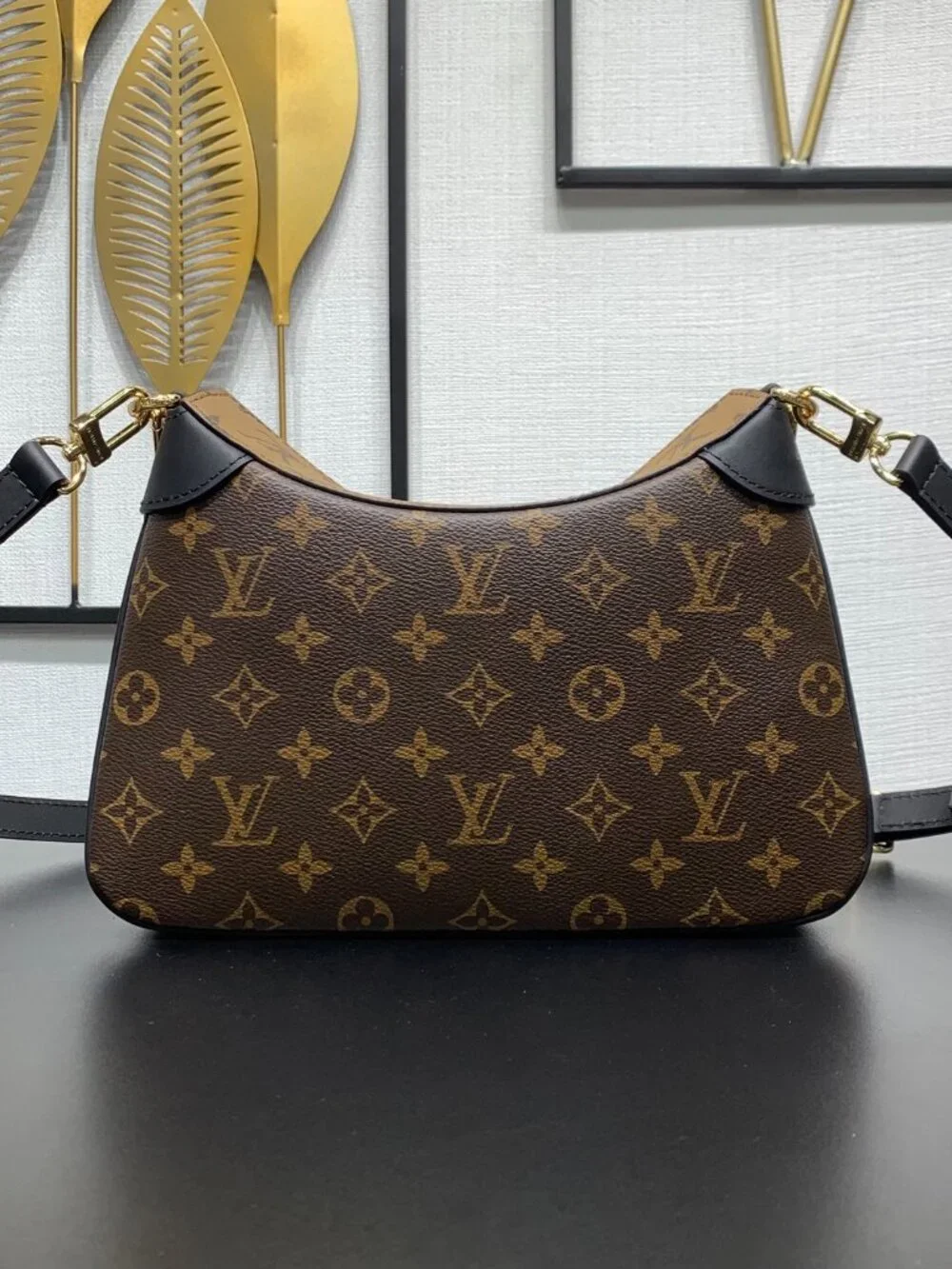 Louis Vuitton. dimensions 29